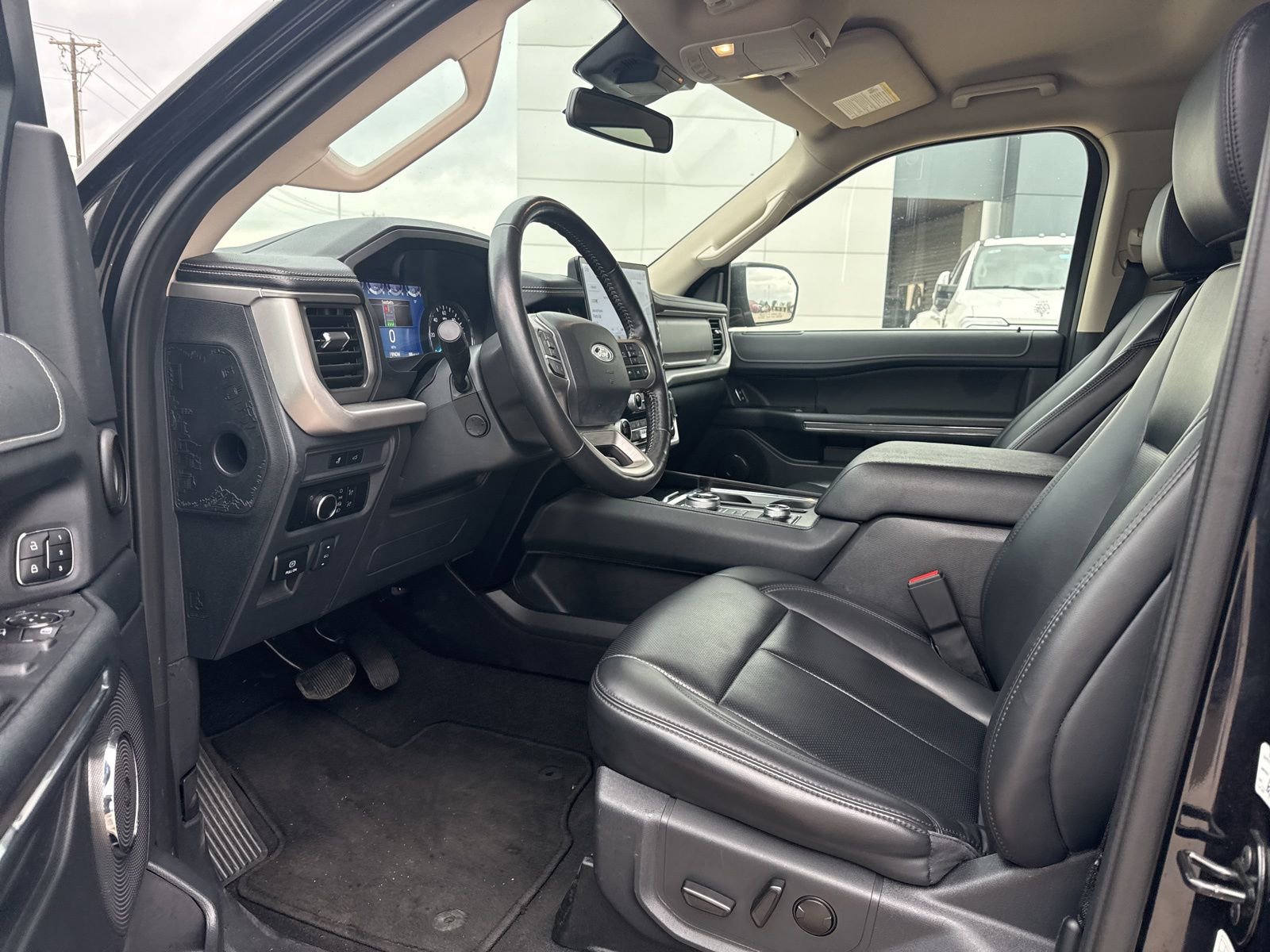 Used 2024 Ford Expedition Max XLT image 9