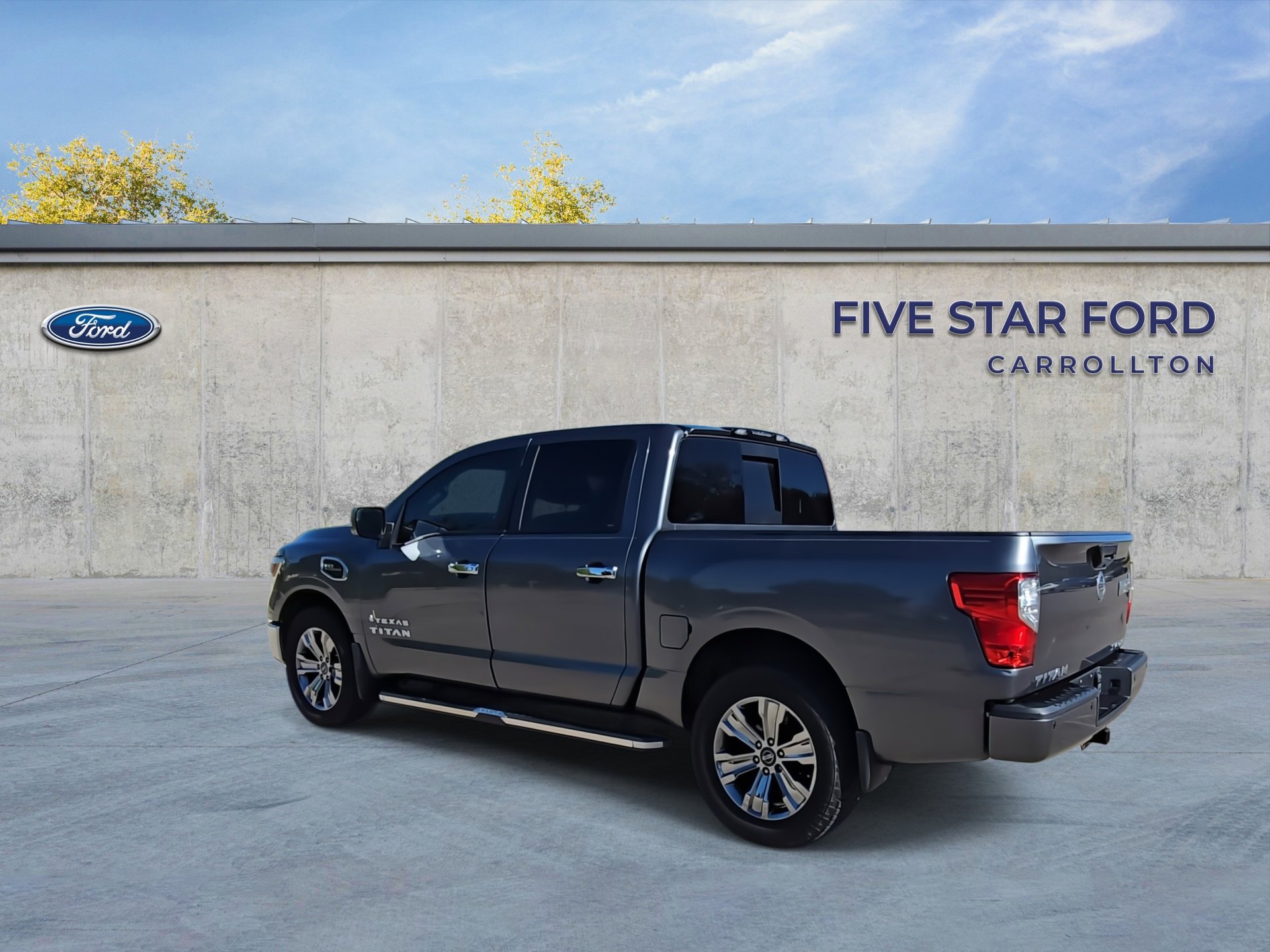 Used 2017 Nissan Titan SV image 6