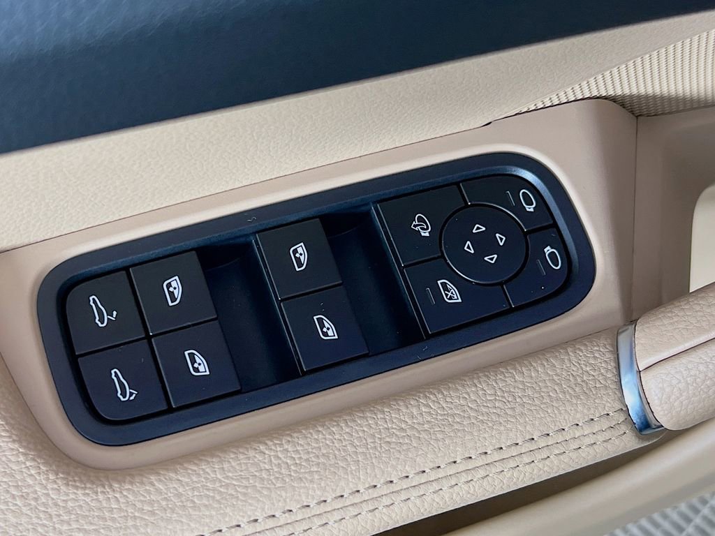 Certified 2023 Porsche Cayenne Platinum Edition image 20