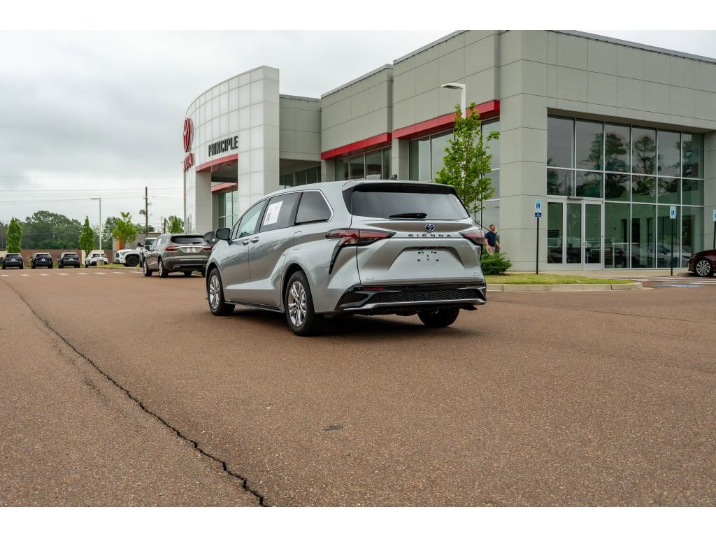 Used 2023 Toyota Sienna XSE AWD/4WD image 7
