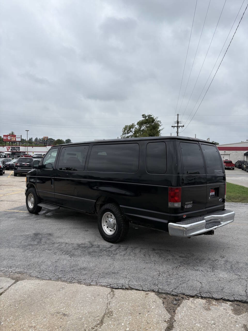Used 2005 Ford E-350 and Econoline 350 Extended Wagon Super Duty image 5