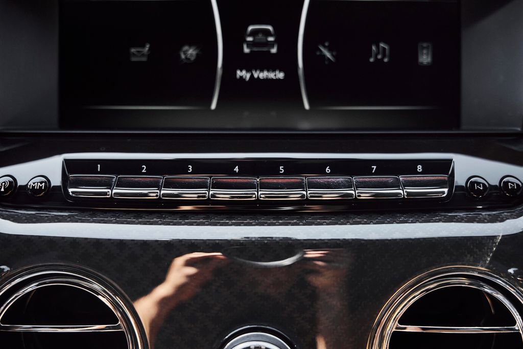Used 2022 Rolls-Royce Cullinan Black Badge w/ Dark Exterior Package AWD/4WD image 74