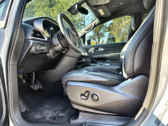 Used 2025 Chrysler Pacifica Select FWD image 12