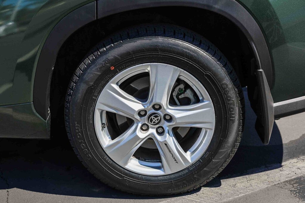 Used 2023 Toyota Highlander LE image 29