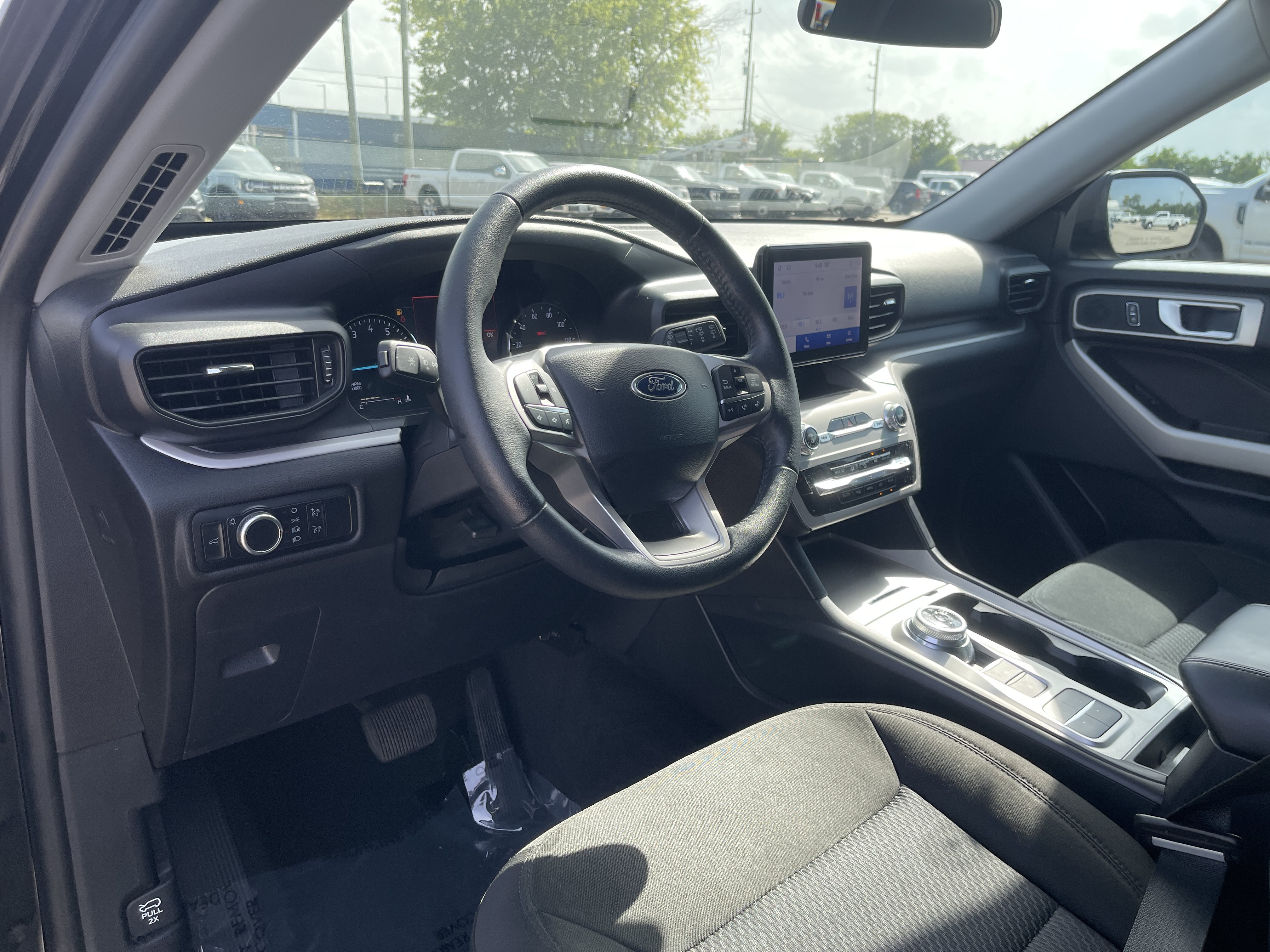 Used 2024 Ford Explorer XLT RWD image 13