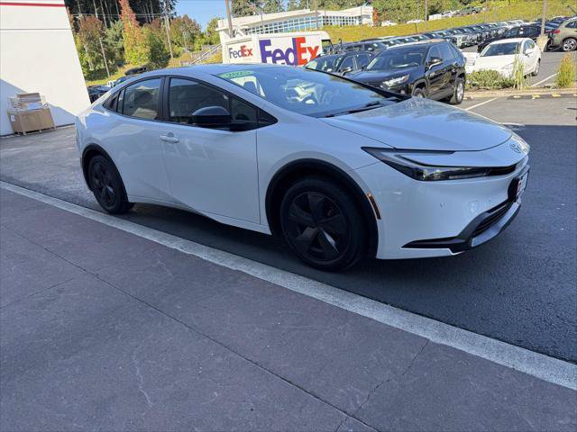 Certified 2025 Toyota Prius LE FWD image 9