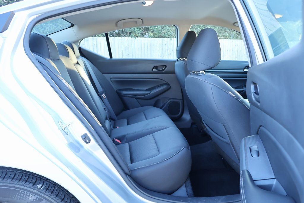 Used 2024 Nissan Altima 2.5 SV image 10