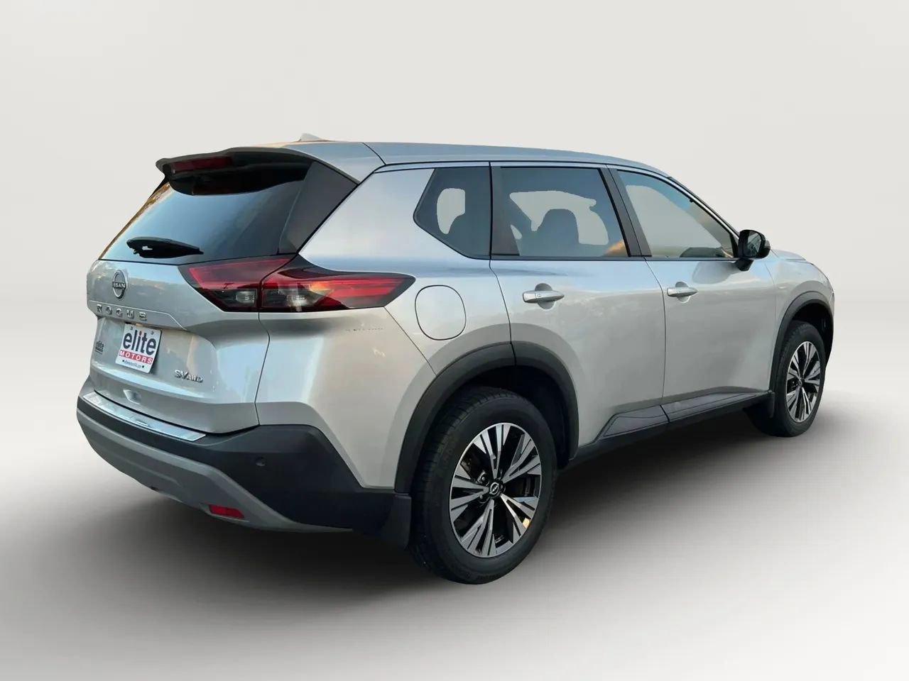 Used 2023 Nissan Rogue SV image 3