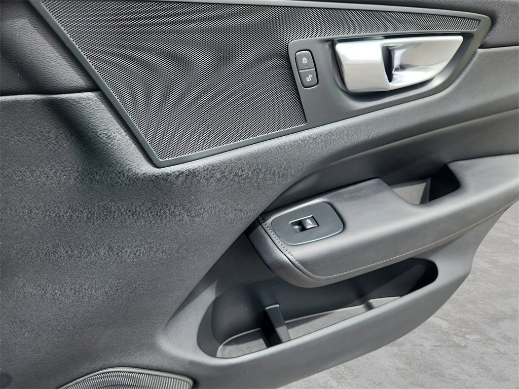 Used 2023 Volvo XC60 B5 Plus image 24