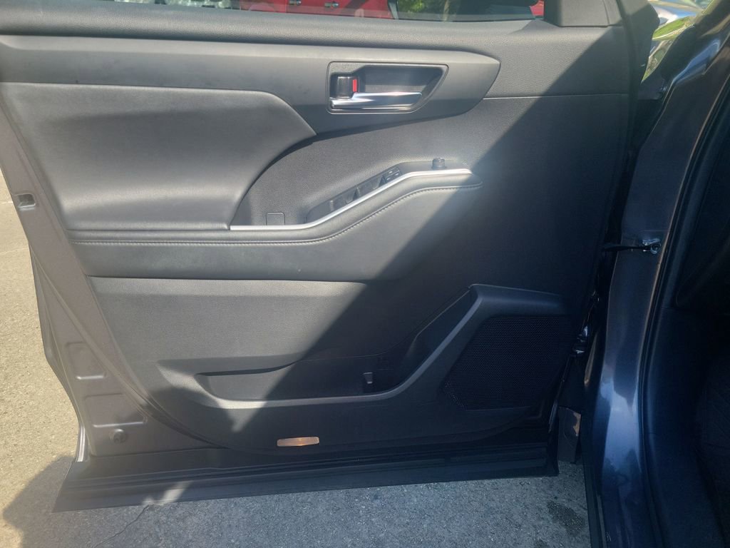 Used 2022 Toyota Highlander XLE image 13