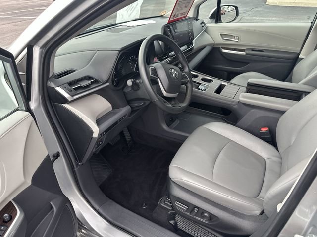 Used 2024 Toyota Sienna XLE image 8