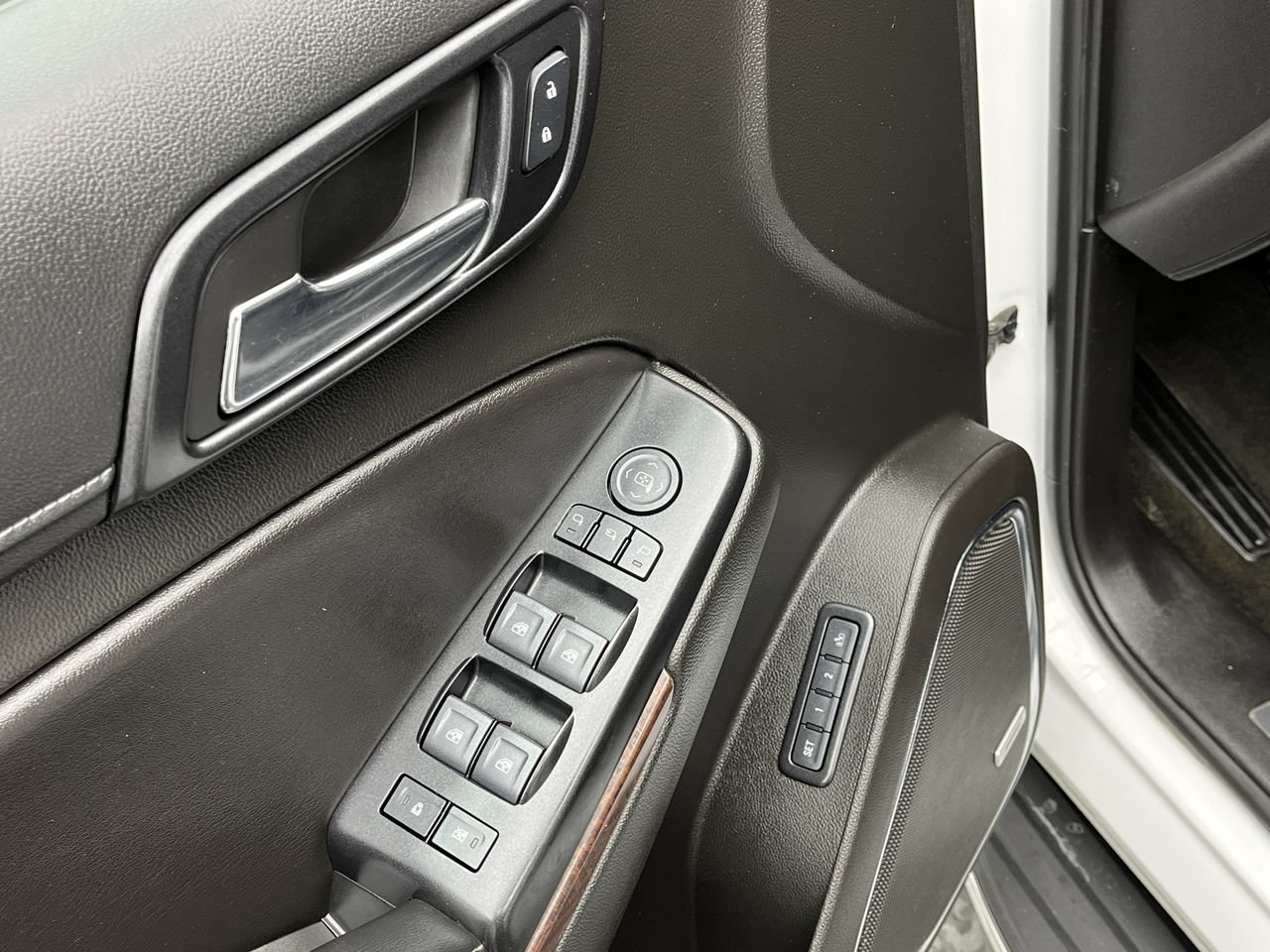 Used 2018 GMC Yukon SLT AWD/4WD image 8