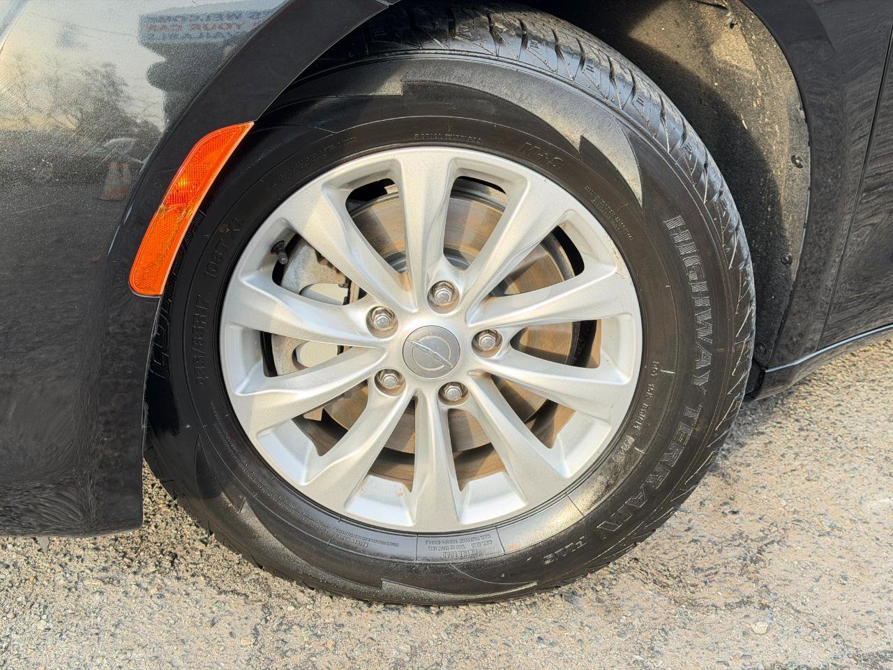 Used 2018 Chrysler Pacifica Touring-L FWD image 73