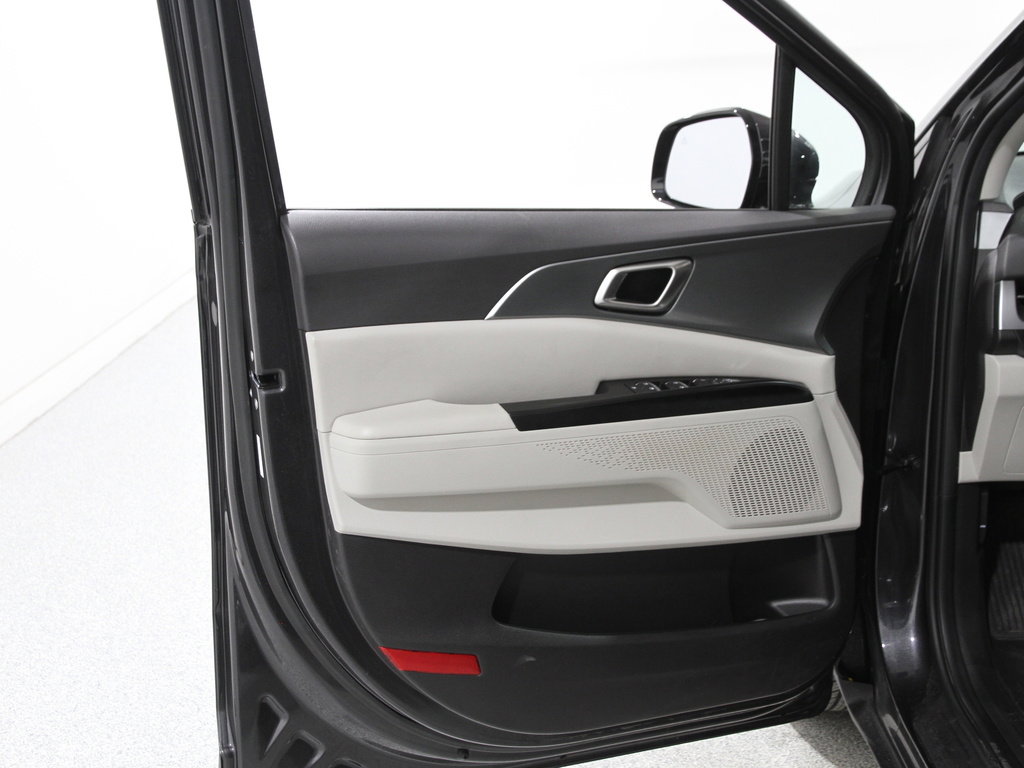 Used 2024 Kia Carnival LX image 4