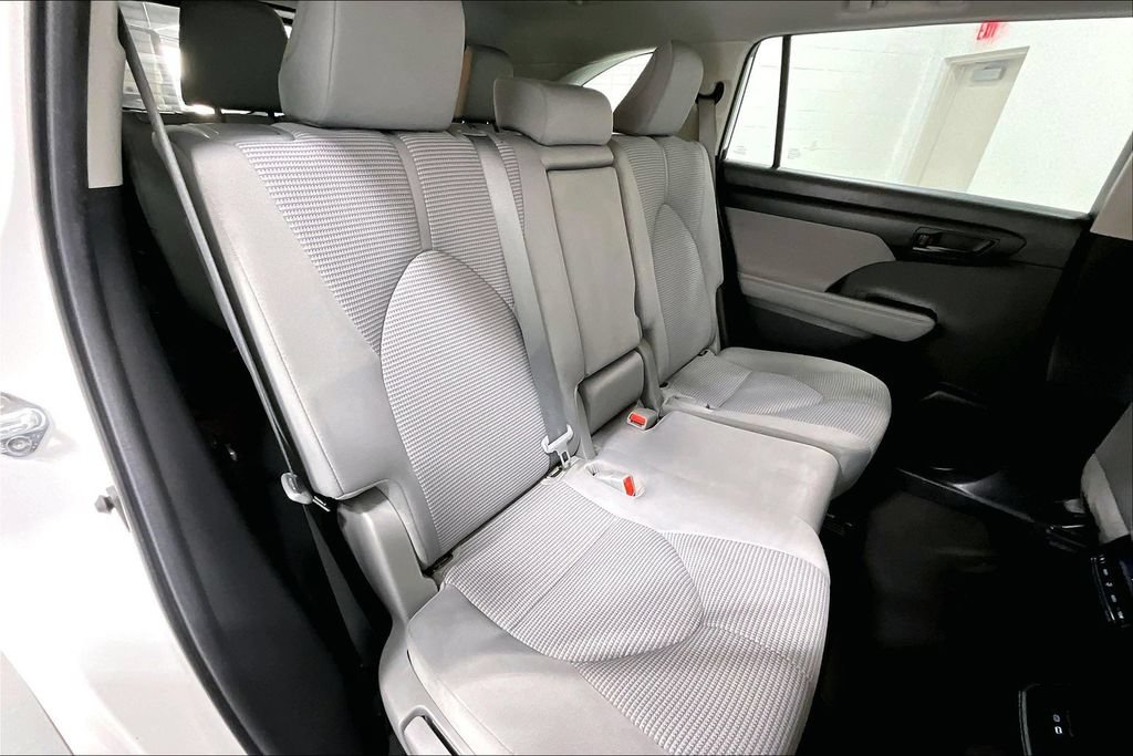 Used 2023 Toyota Highlander L AWD/4WD image 32
