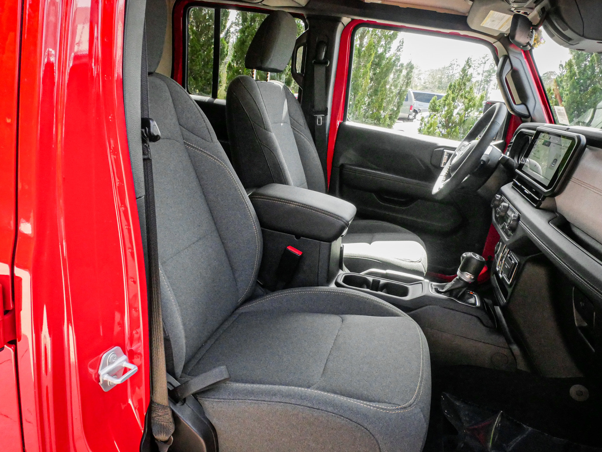 Used 2025 Jeep Wrangler Sahara image 31