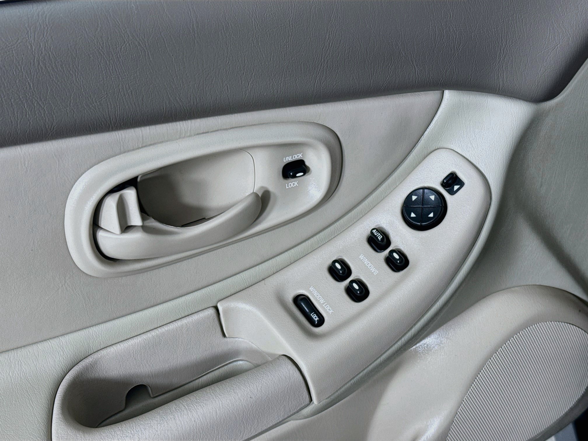 Used 2000 Oldsmobile Intrigue GX FWD image 18