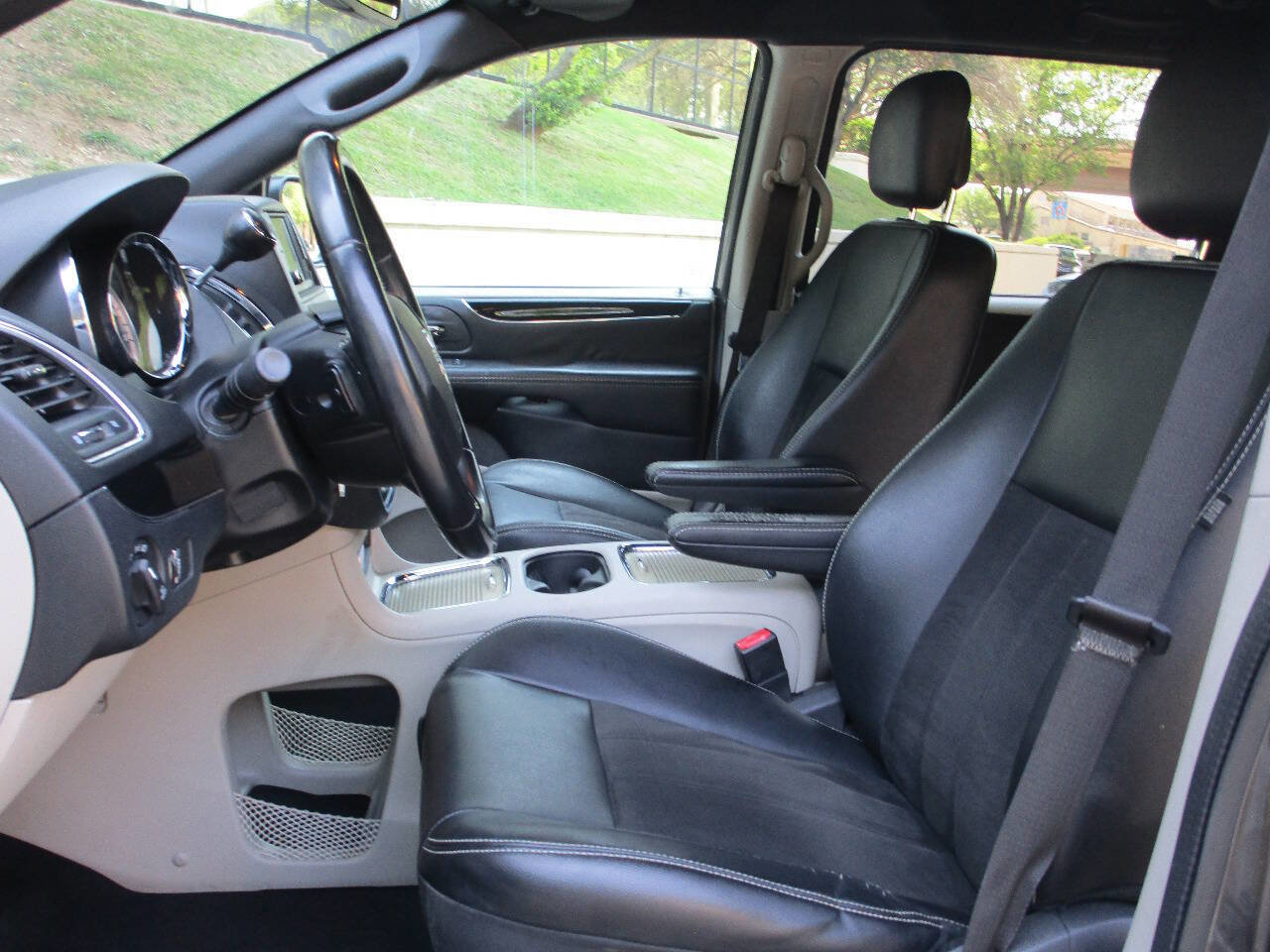 Used 2019 Dodge Grand Caravan SXT image 8