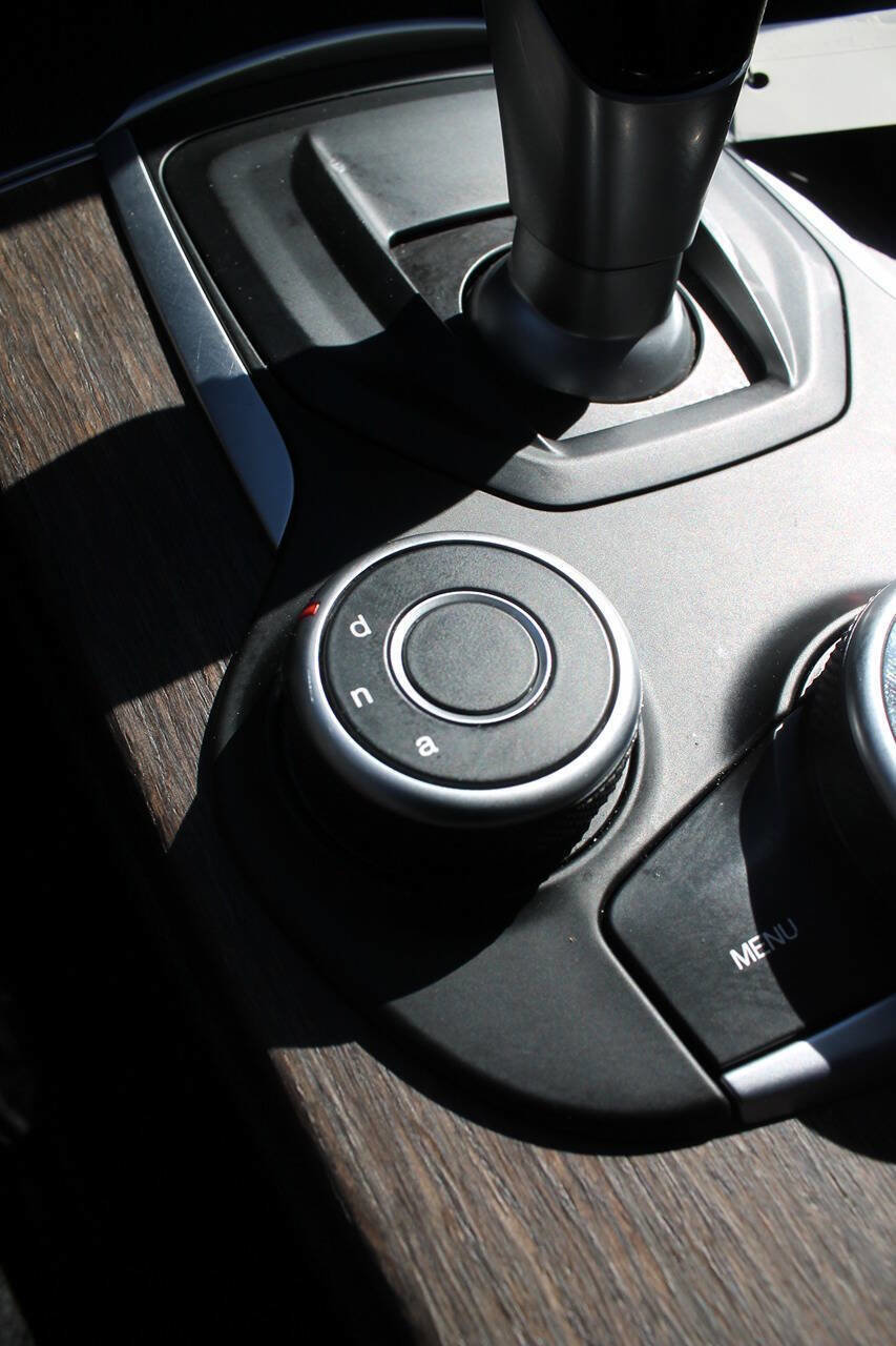 Used 2019 Alfa Romeo Giulia Ti w/ Nero Edizione image 37