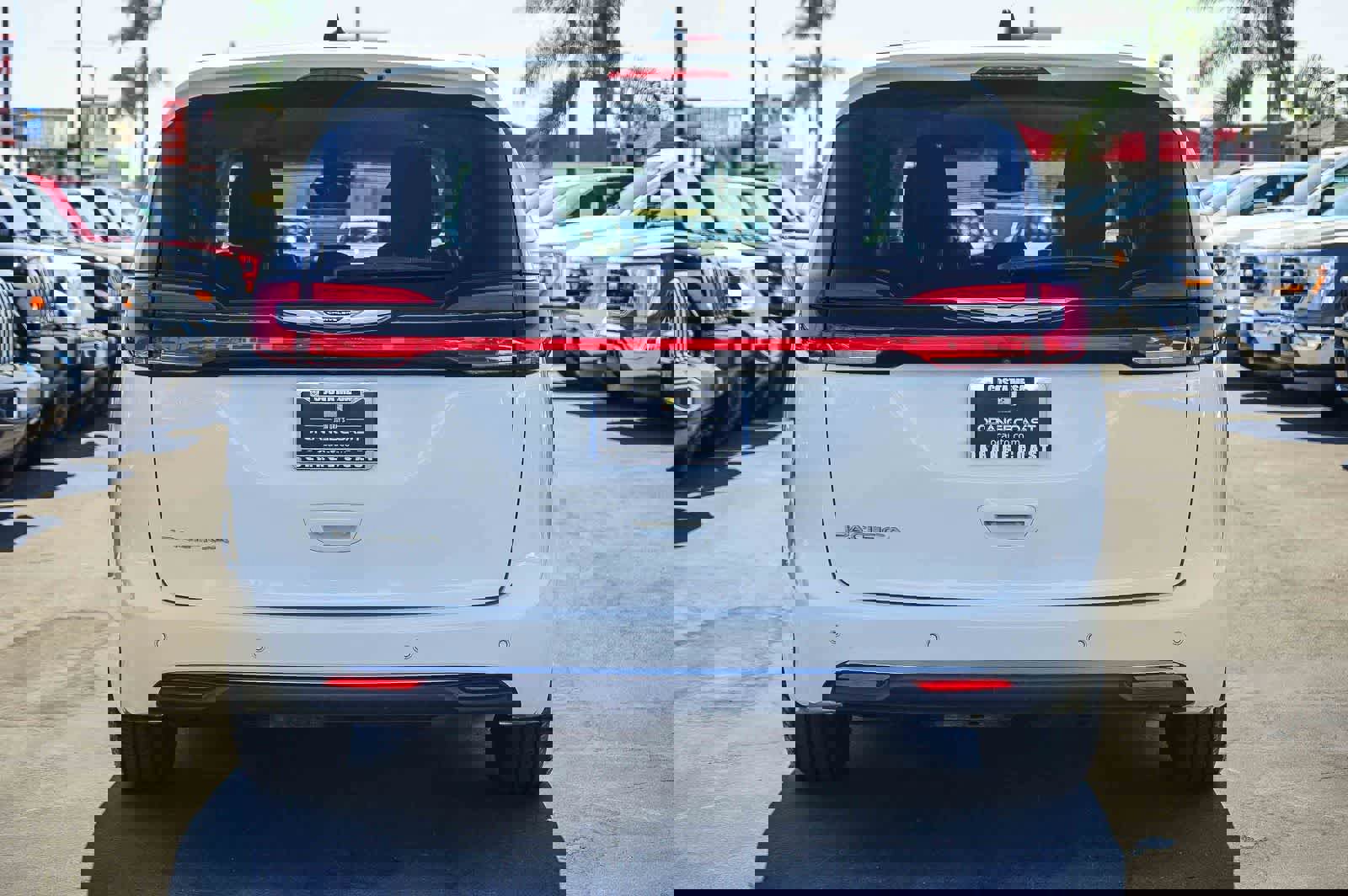 Used 2024 Chrysler Pacifica Touring-L image 5