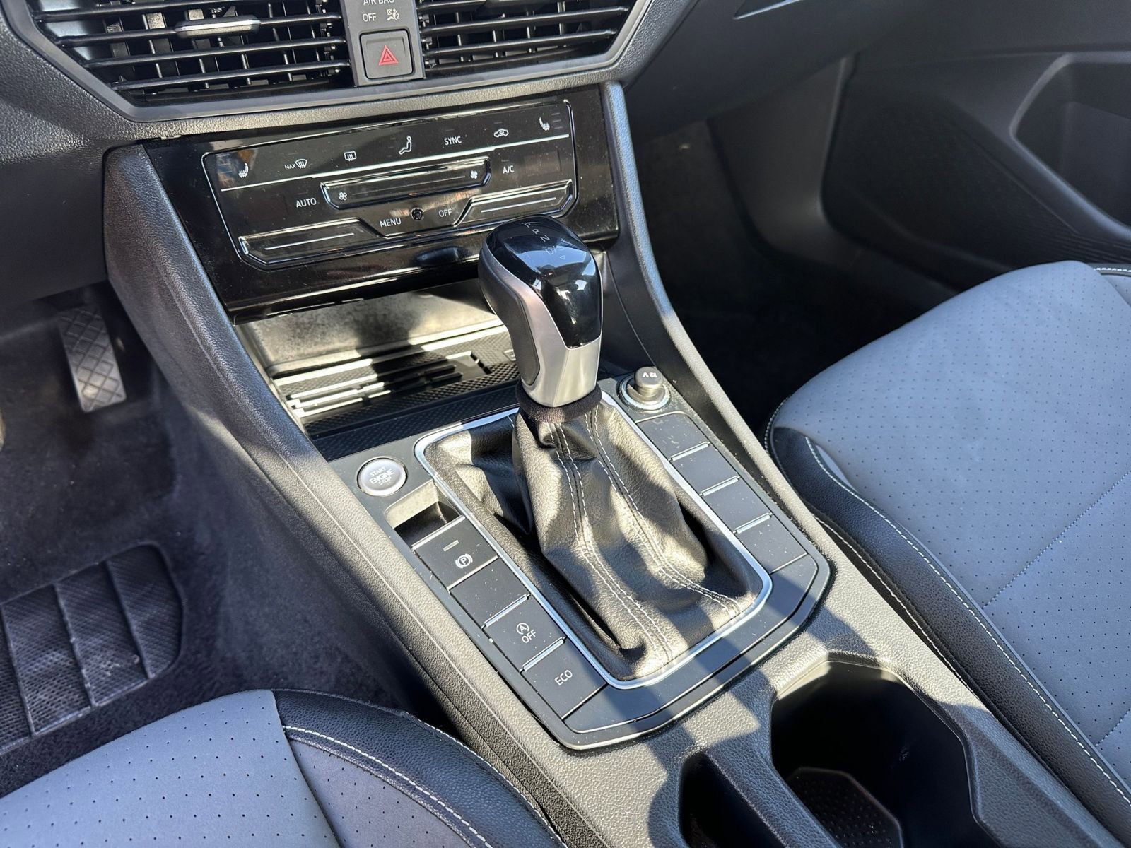 Used 2025 Volkswagen Jetta SE image 43