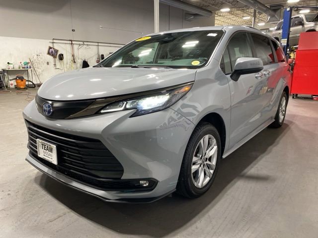 Used 2022 Toyota Sienna XLE Woodland Edition image 3
