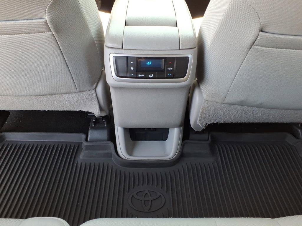 Used 2019 Toyota Highlander LE AWD/4WD image 7