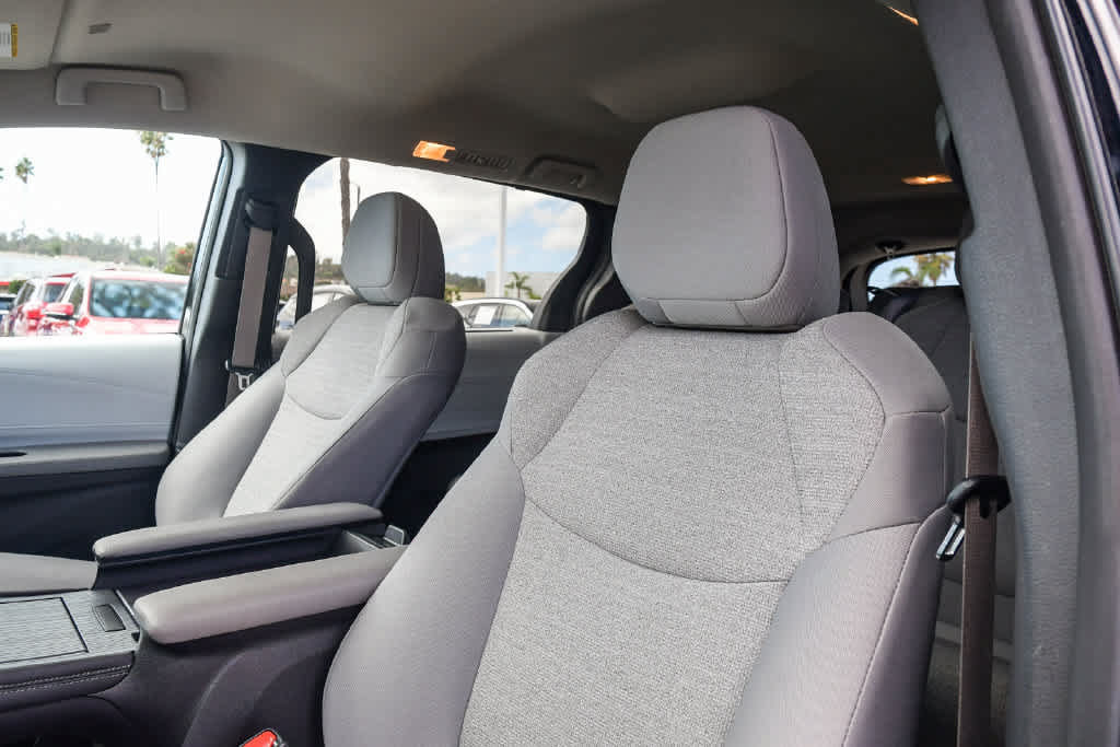 Used 2025 Toyota Sienna LE FWD image 22