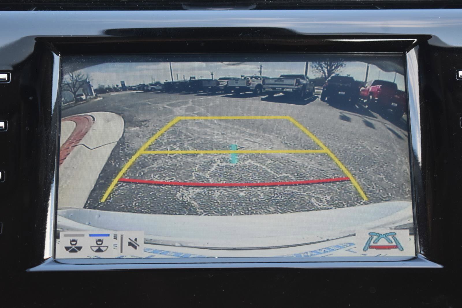 Used 2019 Toyota Camry LE w/ Convenience Package image 5