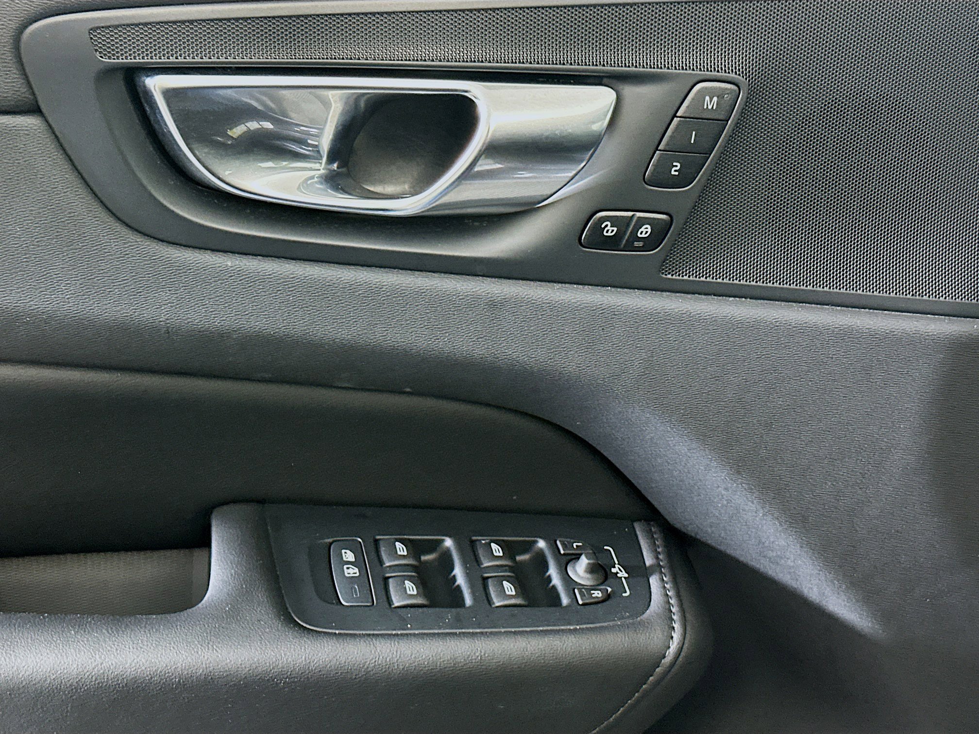 Used 2025 Volvo XC60 B5 Plus w/ Climate Package image 15