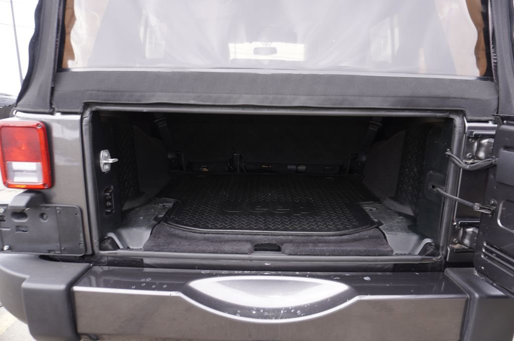 Used 2018 Jeep Wrangler Unlimited Sahara w/ Max Tow Package image 27