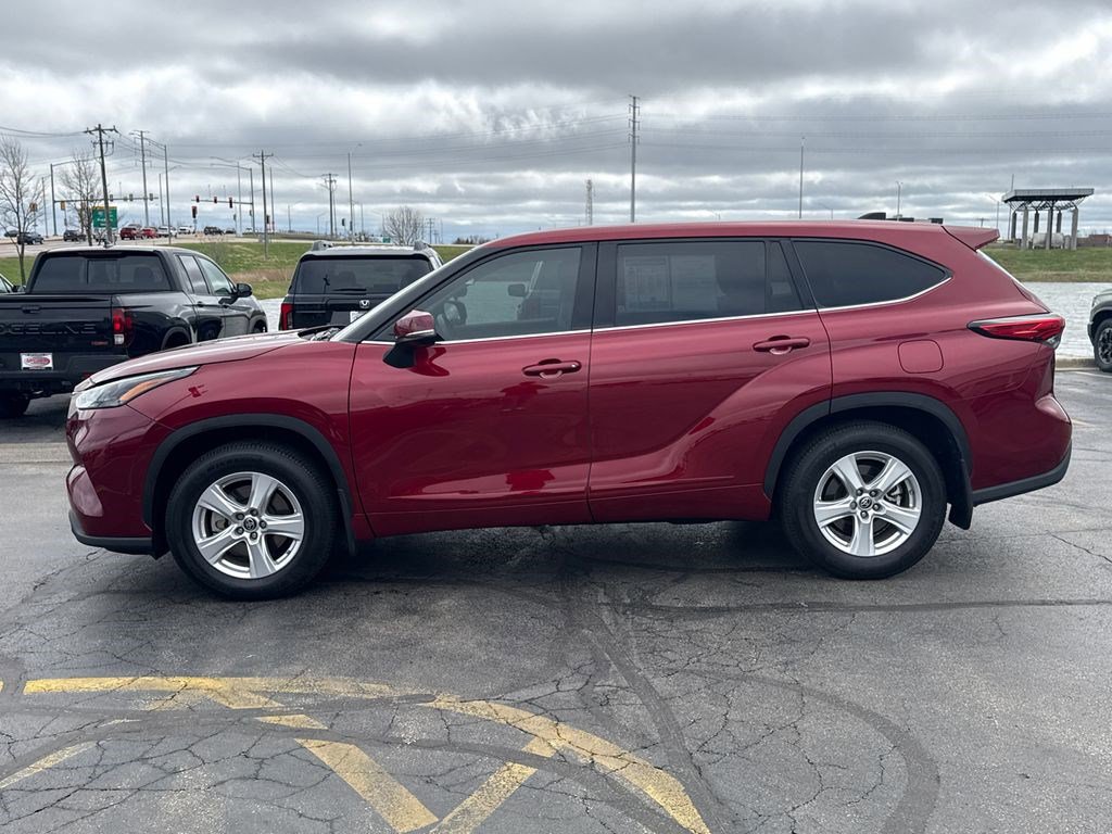 Used 2022 Toyota Highlander LE image 8