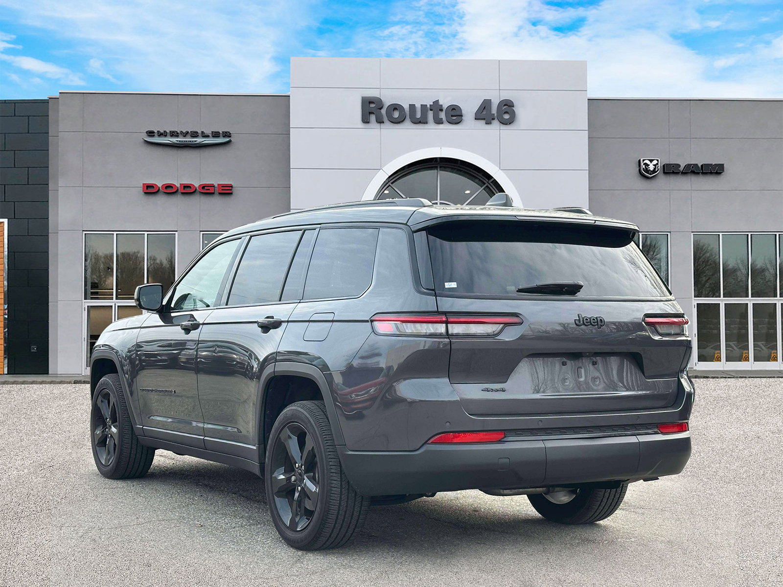 Used 2023 Jeep Grand Cherokee L Laredo image 4