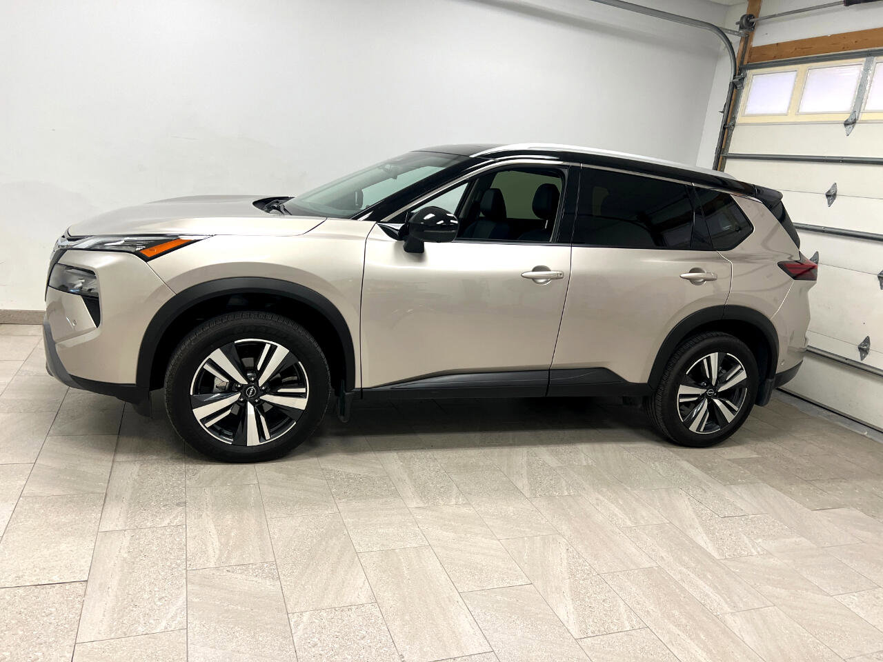 Used 2024 Nissan Rogue SL w/ SL Premium Package image 4