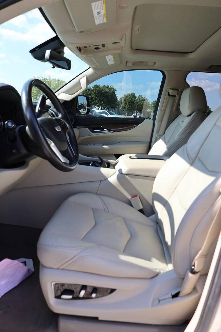 Used 2020 Cadillac Escalade Luxury AWD/4WD image 13