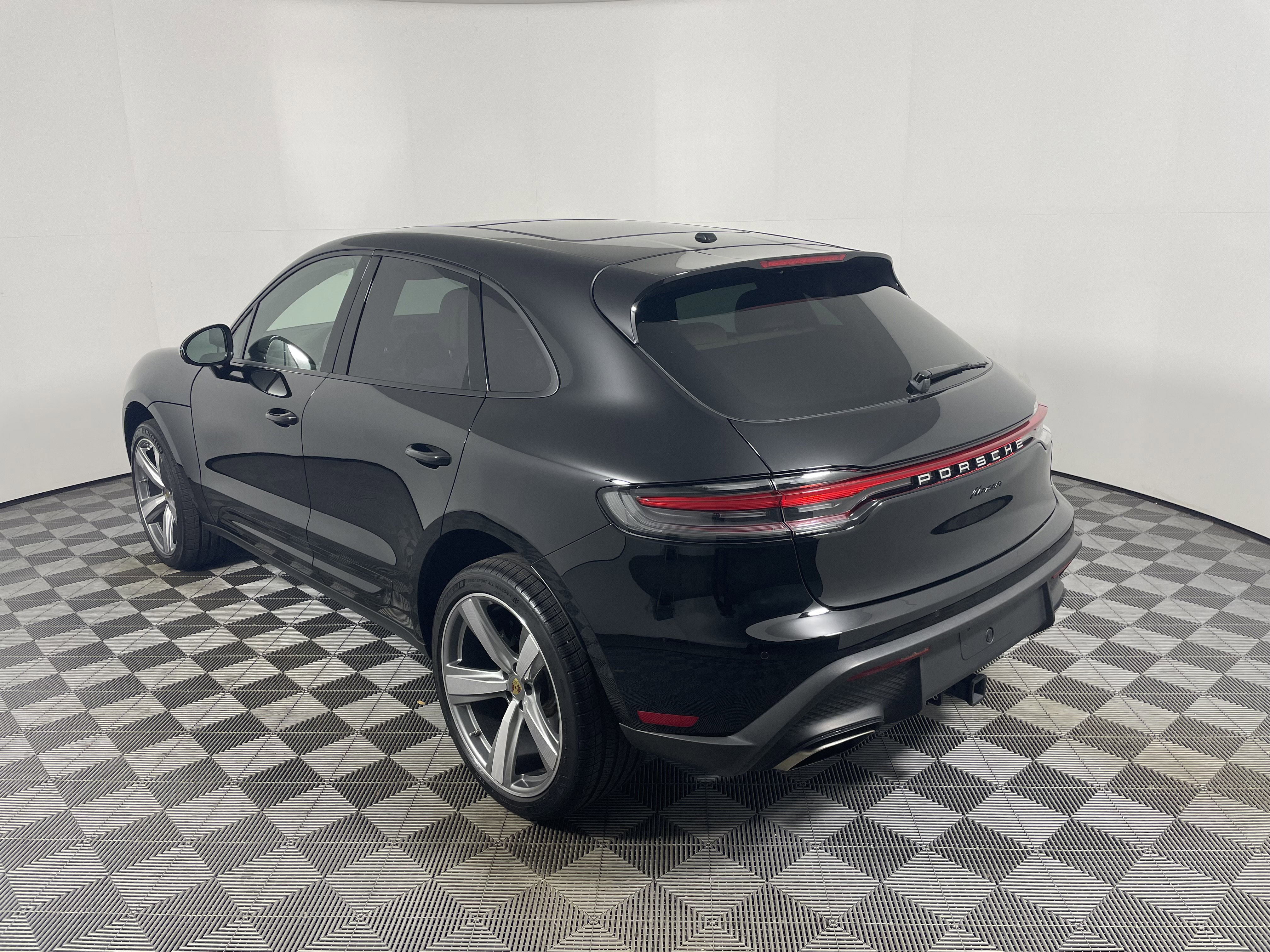 Used 2025 Porsche Macan image 3