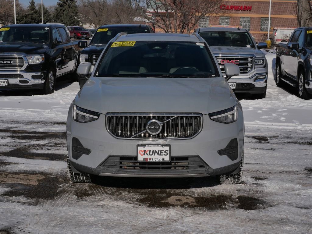 Used 2024 Volvo XC40 B5 Core image 2