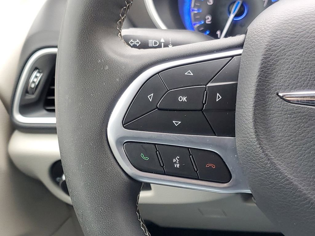 Used 2024 Chrysler Pacifica Touring-L FWD image 19