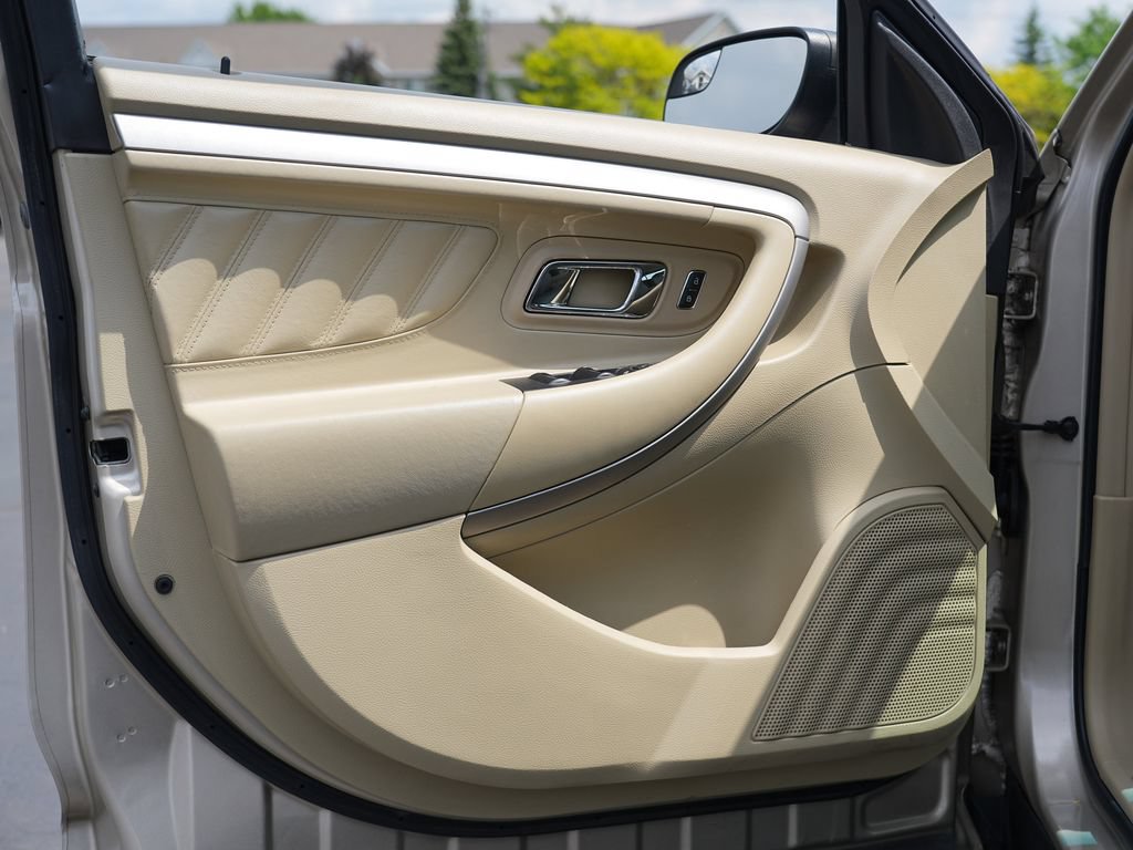 Used 2018 Ford Taurus SE FWD image 14