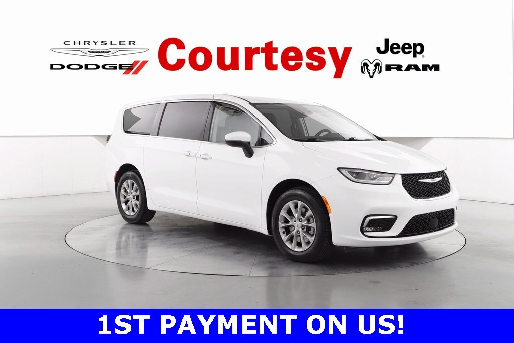 Certified 2023 Chrysler Pacifica Touring-L w/ Uconnect Theater Family Group