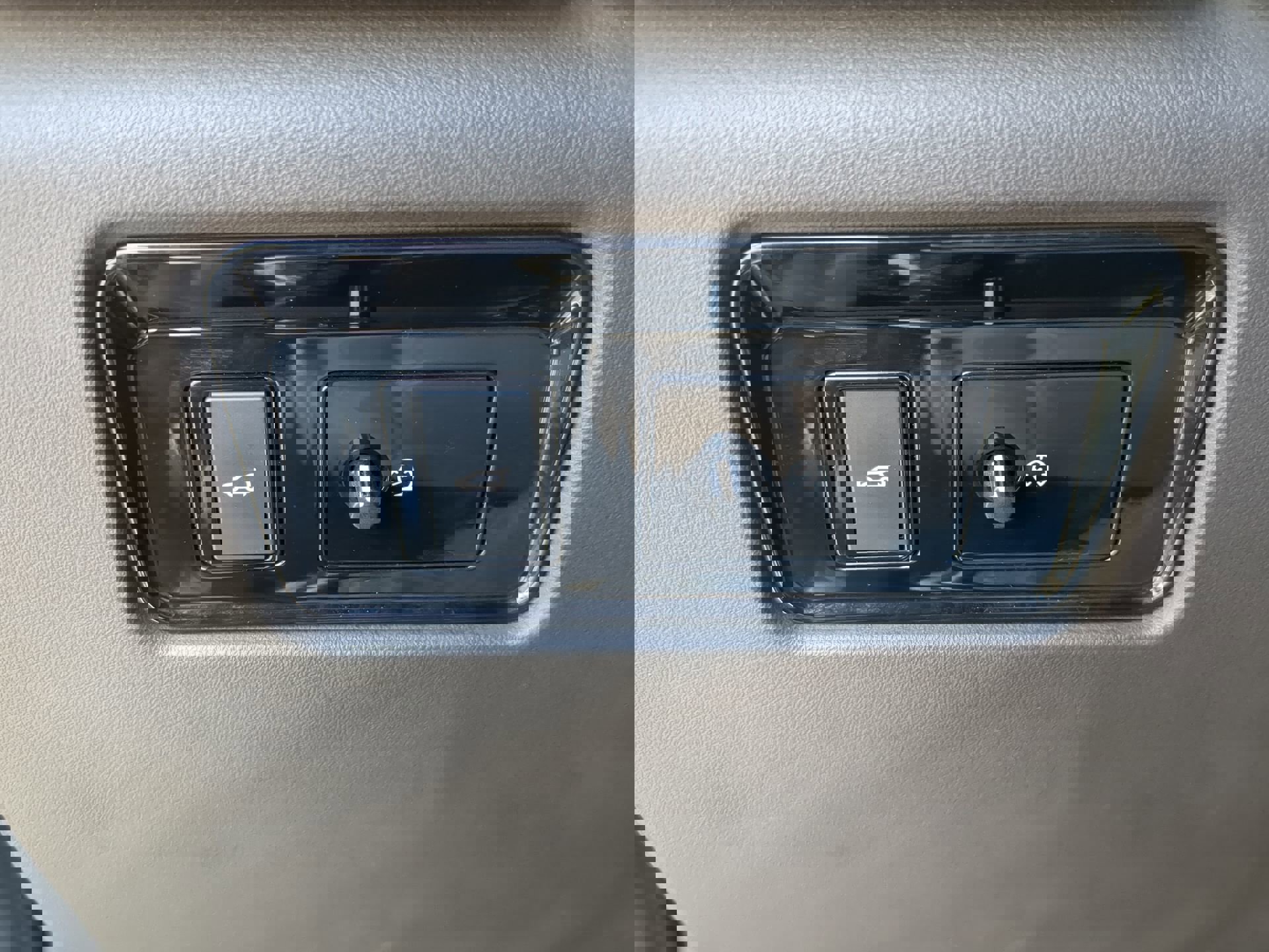 Used 2018 Jaguar F-PACE Prestige image 28