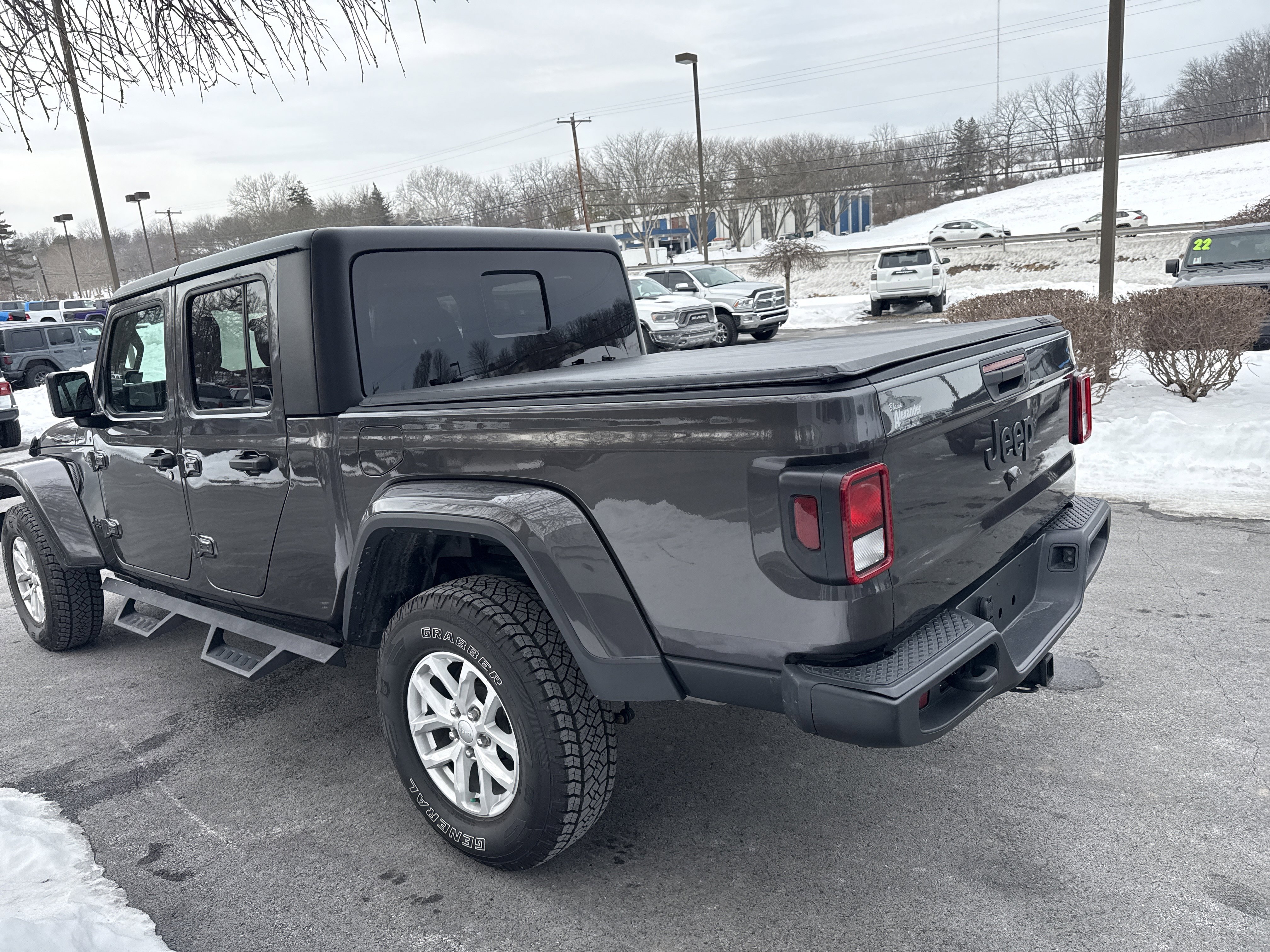 Used 2023 Jeep Gladiator Sport image 6