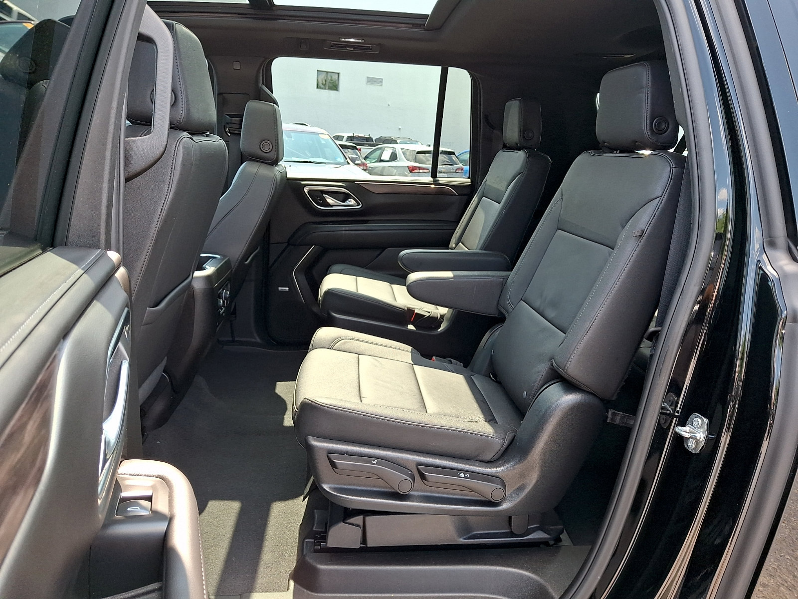Used 2023 Chevrolet Suburban LT w/ LT Signature Plus Package AWD/4WD image 11