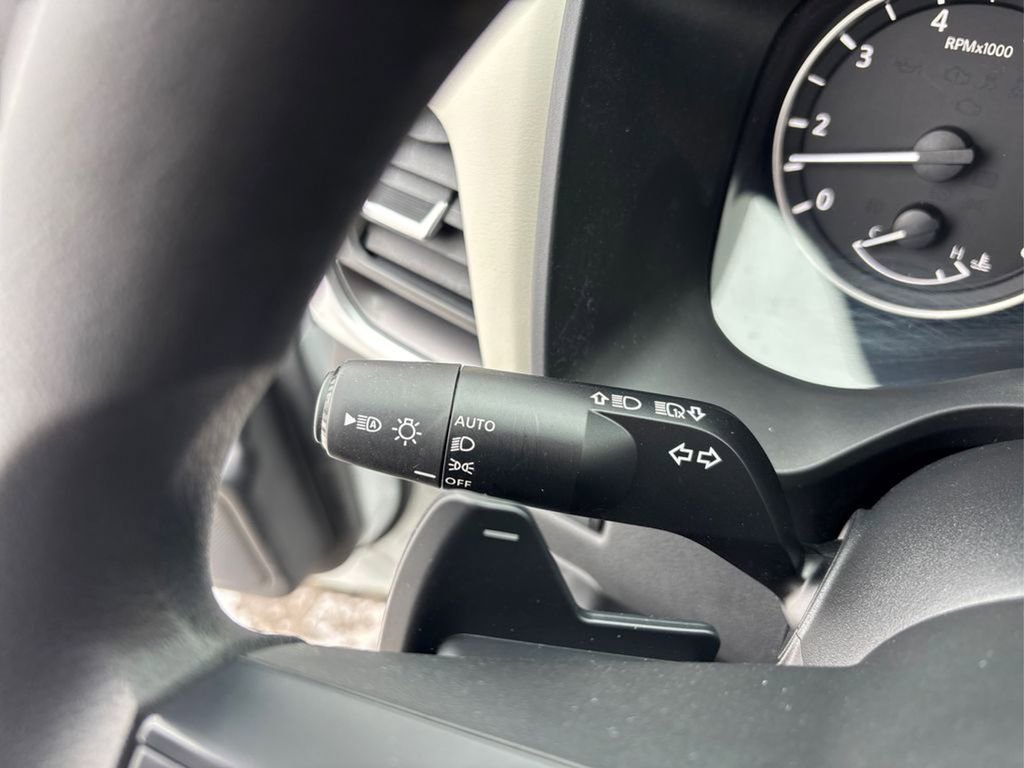 Used 2024 Nissan Rogue SV image 25