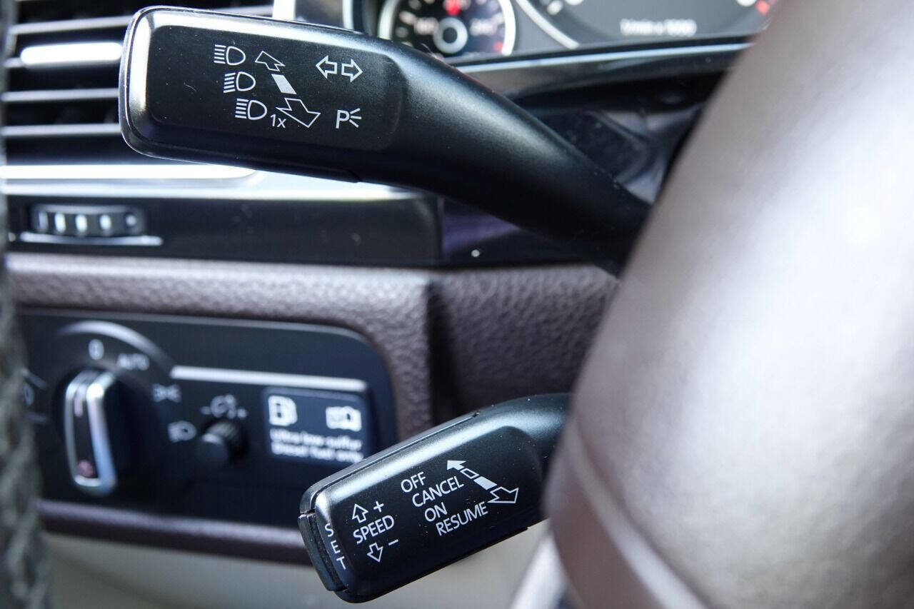 Used 2012 Volkswagen Touareg Sport image 52