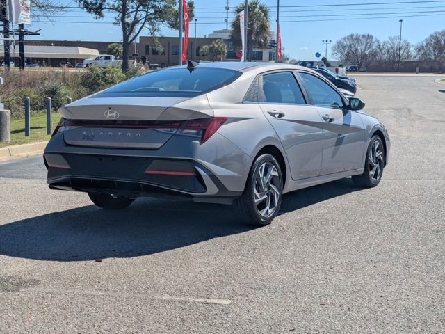 Used 2025 Hyundai Elantra SEL image 3