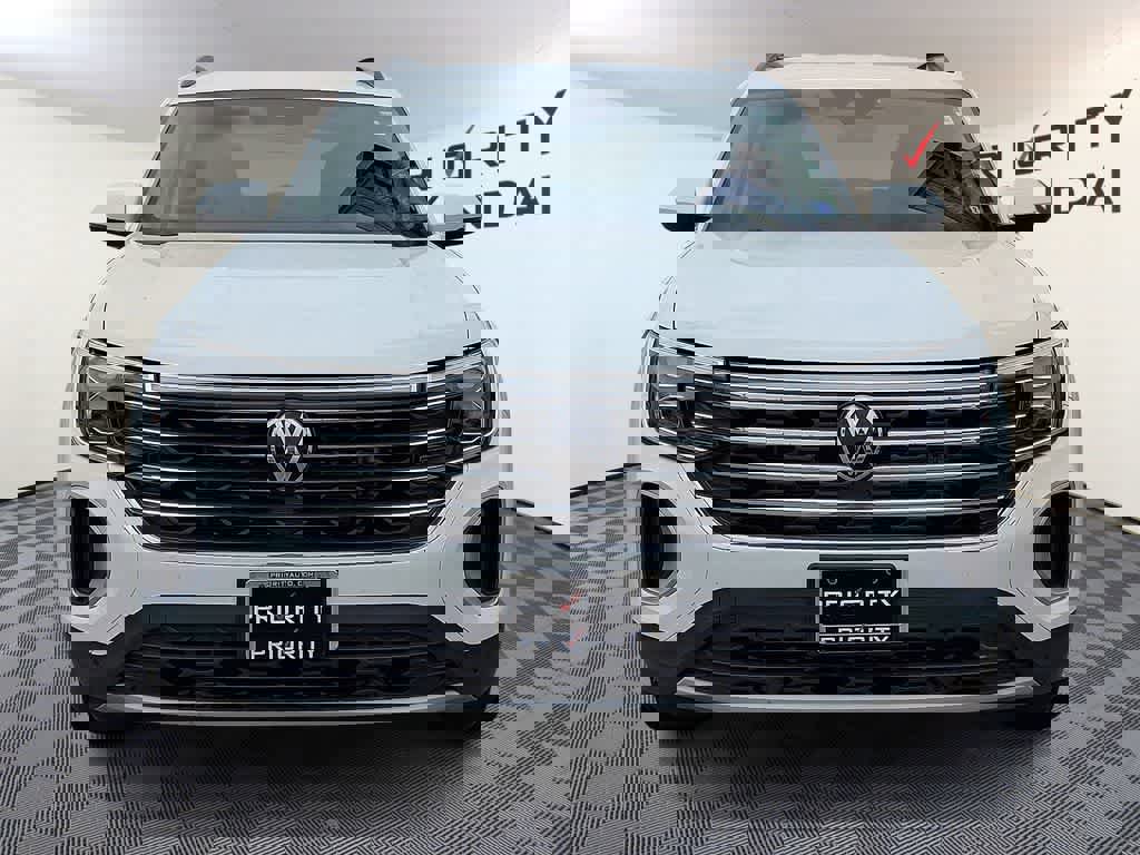 Used 2024 Volkswagen Atlas SE image 2