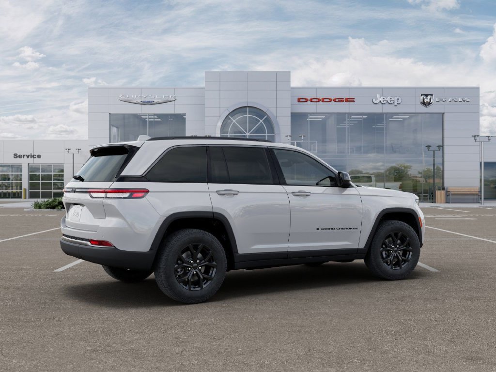 Used 2026 Jeep Grand Cherokee Altitude AWD/4WD image 4