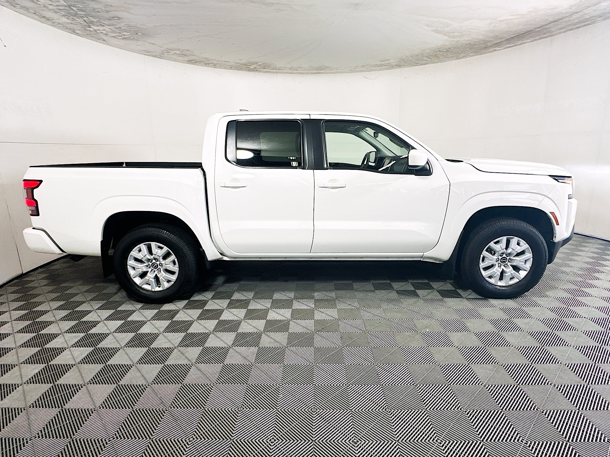 Used 2023 Nissan Frontier SV AWD/4WD image 2