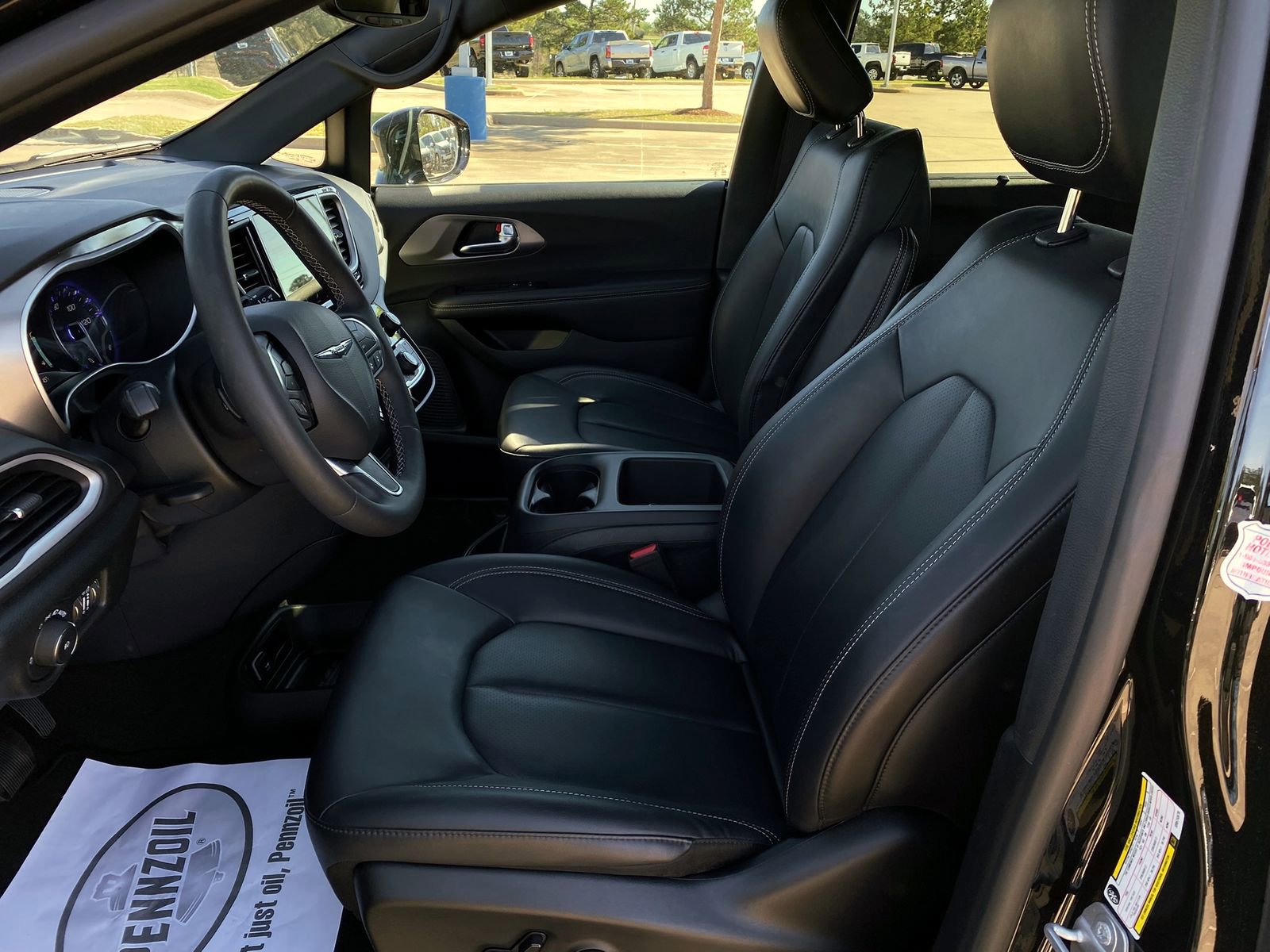 Used 2025 Chrysler Pacifica Select image 10